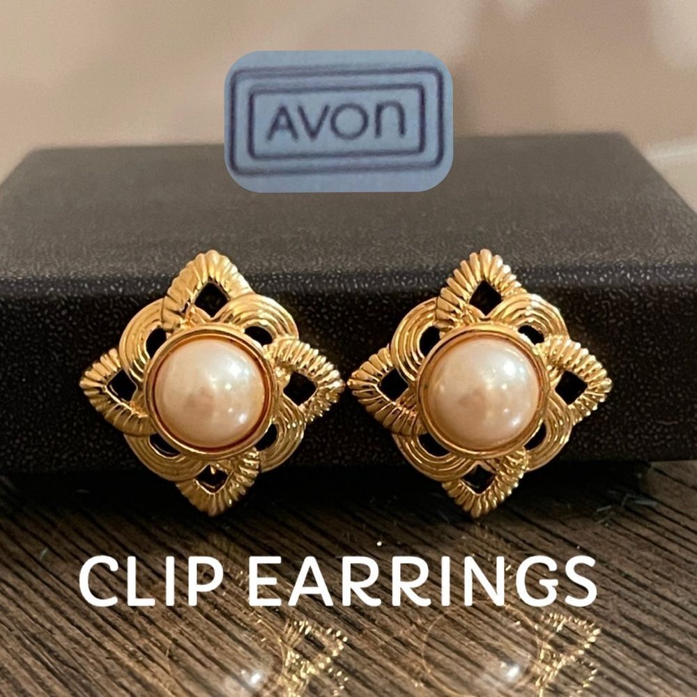 Avon 1987 Parisian Impression Gold Tone Faux Pearl Square Clip Earrings